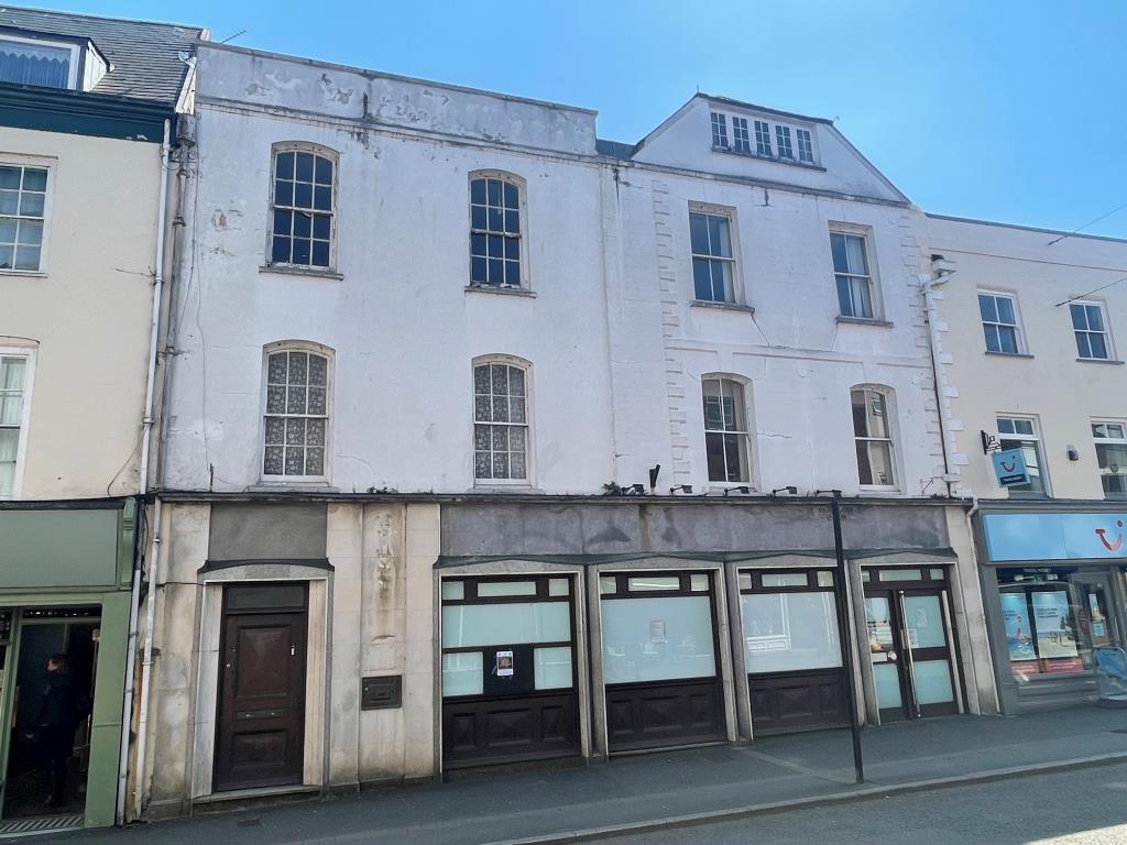 Lot: 29 - SUBSTANTIAL TOWN CENTRE PREMISES WITH PLANNING TO CREATE TEN UNITS - Photo showing front fa?ade of building